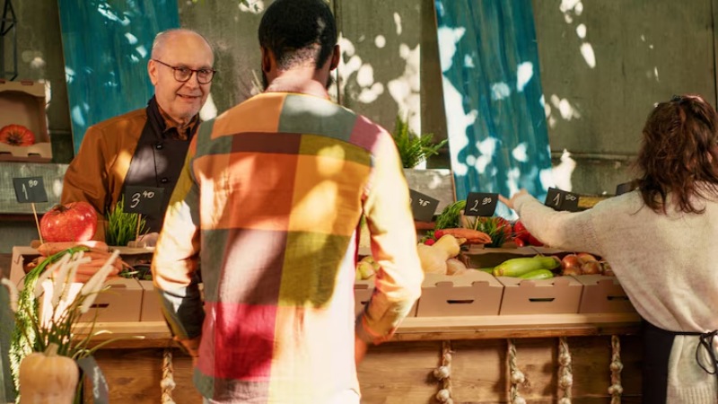 Hasta qué hora está abierta la tienda de alimentos más cercana